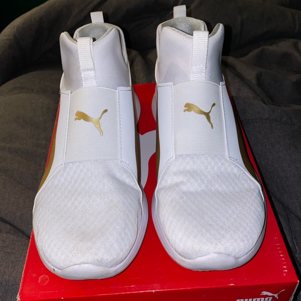 Woman’s white pumas. Size 8 🐰